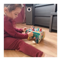 17167-kruzzel-20349-dreveny-slon-s-kladivom