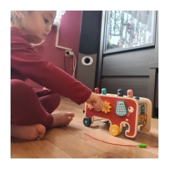 17168-kruzzel-20349-dreveny-slon-s-kladivom