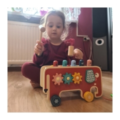 17169-kruzzel-20349-dreveny-slon-s-kladivom