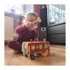 17170-kruzzel-20349-dreveny-slon-s-kladivom