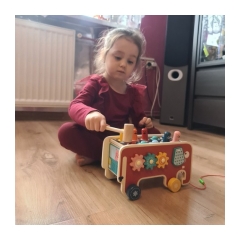 17172-kruzzel-20349-dreveny-slon-s-kladivom